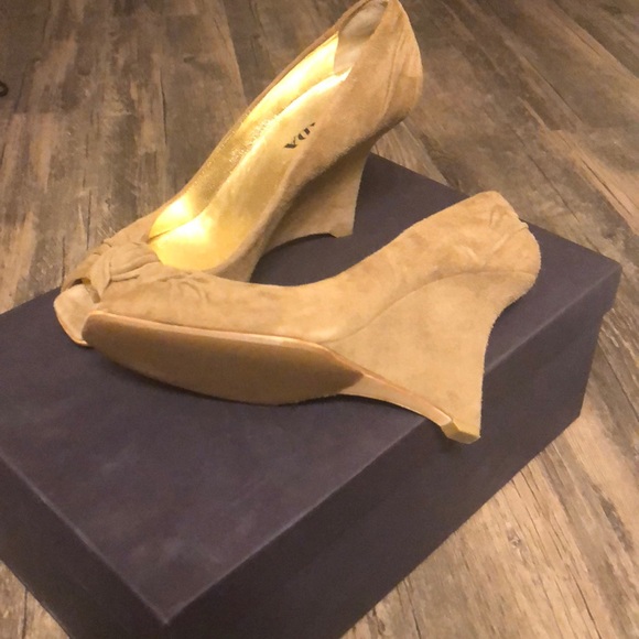 Prada - Picture 3 of 3